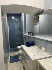 Un baño con ducha, lavabo e inodoro. en room154, en Trento