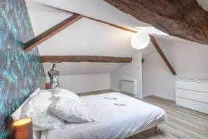 1 dormitorio con 1 cama blanca en el ático en Cabana & L'Ain, Lune & L'Eau, en Pont-de-Vaux