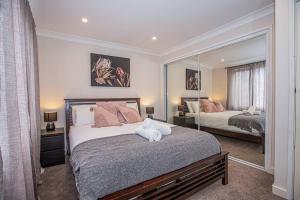 Ένα ή περισσότερα κρεβάτια σε δωμάτιο στο Luxury Retreat Home - 4bed House w/Parking - Mins from CBD