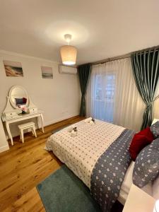 マラガにあるApartamentos Prestige Suites Málaga IIIのベッドルーム(ベッド1台、テーブル、鏡付)