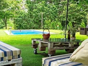 Bazén v ubytovaní A Viña de Lina. Turismo rural con piscina y finca. alebo v jeho blízkosti