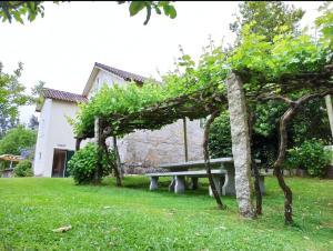 Vonkajšia záhrada v ubytovaní A Viña de Lina. Turismo rural con piscina y finca.