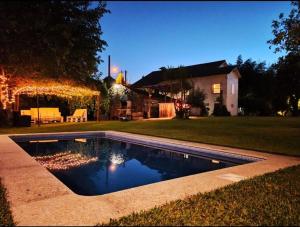 Bazén v ubytovaní A Viña de Lina. Turismo rural con piscina y finca. alebo v jeho blízkosti