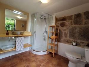 Kúpeľňa v ubytovaní A Viña de Lina. Turismo rural con piscina y finca.