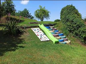 Vonkajšia záhrada v ubytovaní A Viña de Lina. Turismo rural con piscina y finca.