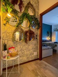 Habitación con una pared con espejos y una mesa. en DEA DREAMS San Siro 27 Apartment, en Milán