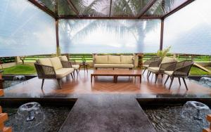 Gandharv Resorts في Wai: غرفة معيشة مع كراسي وطاولة وبركة
