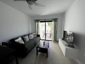 Televízia a/alebo spoločenská miestnosť v ubytovaní Casa Feliz - one bedroom central apartment with communal pool