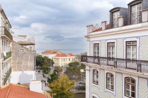 リスボンにあるSucceed Terreiro do Paço Suitesの屋根から市街の景色を望む