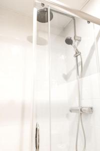 eine Dusche mit Glastür im Bad in der Unterkunft Maria´s Home in Málaga