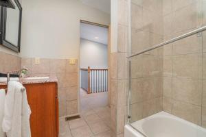 ein Bad mit einer Dusche, einem WC und einem Waschbecken in der Unterkunft The Penthouse- Heart of OTR w/Rooftop Terrace in Cincinnati