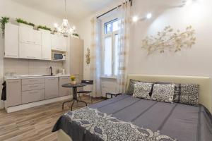 um quarto com uma cama grande e uma cozinha em Lovely flat - Orti 16 em Milão