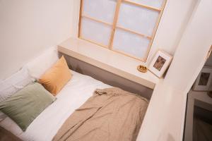 東京にあるビジネスホテル韓国館の窓付きの客室の小さなベッド1台分です。