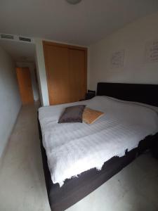 Een bed of bedden in een kamer bij Nice apartment within walking distance to the center