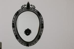 un miroir noir et blanc sur un mur blanc dans l'établissement Casa Teia, Exclusive Loft in Ortigia, à Syracuse