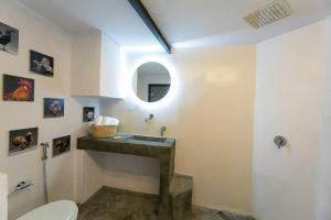 La salle de bains est pourvue d'un lavabo et de toilettes. dans l'établissement Casa Teia, Exclusive Loft in Ortigia, à Syracuse