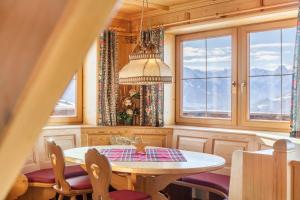Gattererberg的住宿－Zillertal 3000，一间带桌椅和窗户的用餐室