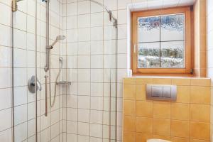 Gattererberg的住宿－Zillertal 3000，带淋浴的浴室和窗户。