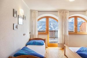 Gattererberg的住宿－Zillertal 3000，带窗户的客房内的两张床