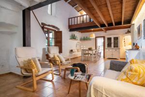 a living room with chairs and a table at Son Esquerrà in Es Carritxo