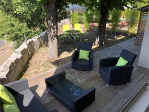 eine Terrasse mit 2 Stühlen und einem Tisch mit einem Sonnenschirm in der Unterkunft Domaine Plessis Gallu - vacation cottage rental in Azay-le-Rideau