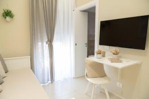 TV a/nebo společenská místnost v ubytování B & B INFINITY + 36 fotografií