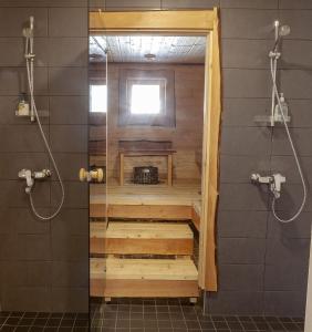 a shower with a wooden step in a bathroom at Evon Luonto Oy - Aulangon Rantala in Aulanko