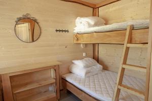 a bunk bed in a cabin with a ladder at Evon Luonto Oy - Aulangon Rantala in Aulanko