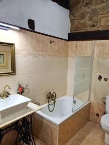 Łazienka w obiekcie Casa Rural Zirimiri en Herreros, Soria