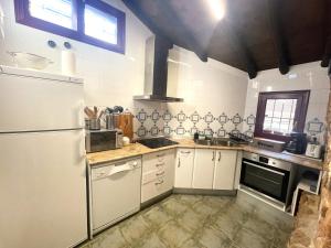 Kuchnia lub aneks kuchenny w obiekcie Casa Rural Zirimiri en Herreros, Soria