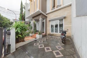 バンドンにあるKoolKost @ The Casa 18 (minimum stay 30 nights)の建物前に停められたオートバイ