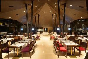 een eetkamer met tafels en stoelen in een restaurant bij Marasa Sarovar Premiere in Tirupati