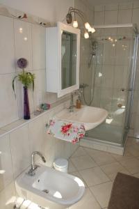 La salle de bains est pourvue d'un lavabo et d'une douche. dans l'établissement Traumferienhaus Sauerland, à Schmallenberg