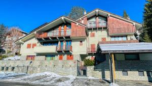 a large house with balconies on the side of it at Appartamento La Sequoia - Affitti Brevi Italia in Bardonecchia
