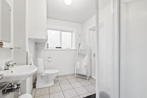 Koupelna v ubytování Acco Guesthouse
