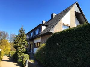 グレーミッツにあるHaus am Kurpark - Strandhaferの屋根の家