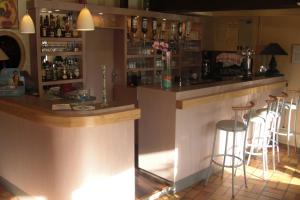 Lounge nebo bar v ubytování Logis Hôtel de France