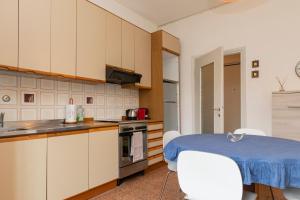 cocina con mesa y sillas en una habitación en I Host Apartment - Giambellino 40, en Milán