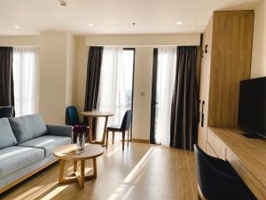 un soggiorno con divano e TV di PH Hotel & Apartment a Hai Phong