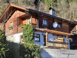 a log house in the mountains at Waschhütte, Ferienhaus in Finkenberg