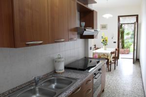 Una cocina o zona de cocina en Apartment Garda Lake View Salò