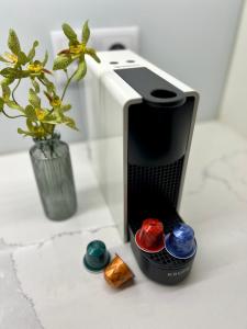 un tostapane seduto su un tavolo con un vaso con una pianta di Savannah Apartment, by Bolhão Residences a Porto