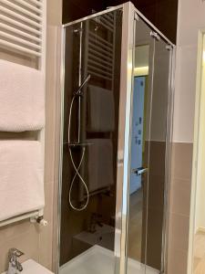 uma cabina de duche em vidro na casa de banho com um lavatório em Fifty Eight Milan Beltrade 3 em Milão