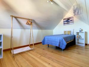 una camera con letto e pavimento in legno di Casa da Vista Mar by LovelyStay a Porto Moniz