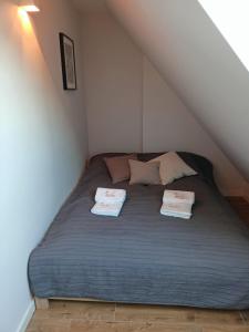 Łóżko lub łóżka w pokoju w obiekcie OnHoliday Apartamenty ze strefą Relax & Fun, ul Lwowska 12