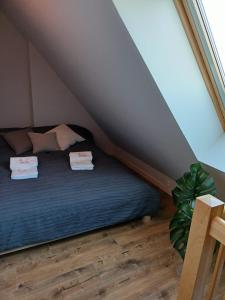 Łóżko lub łóżka w pokoju w obiekcie OnHoliday Apartamenty ze strefą Relax & Fun, ul Lwowska 12