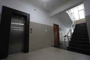 un corridoio con porta e scale in un edificio di Hotel Neelkanth Katra Managed By Mahadev Hotel and Resorts a Katra