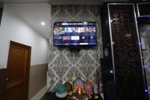 Televiisor ja/või meelelahutuskeskus majutusasutuses Mahadev Hotel and Resorts