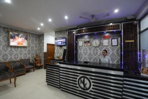 Televiisor ja/või meelelahutuskeskus majutusasutuses Mahadev Hotel and Resorts