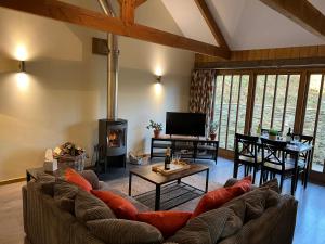 a living room with a couch and a fireplace at Charming Countryside Cottage in Ivybridge